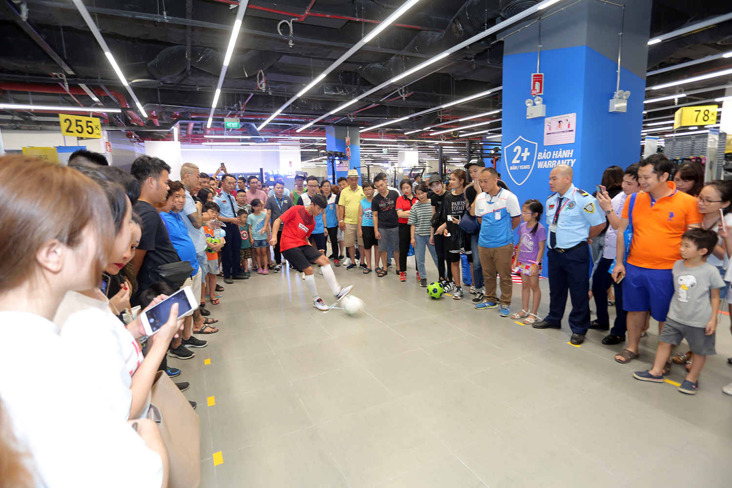 Tuyển thủ Phan Văn Đức ‘hút fan’ ngày Decathlon Hà Nội khai trương cửa hàng đầu tiên Tuyển thủ Phan Văn Đức ‘hút fan’ ngày Decathlon Hà Nội khai trương cửa hàng đầu tiên